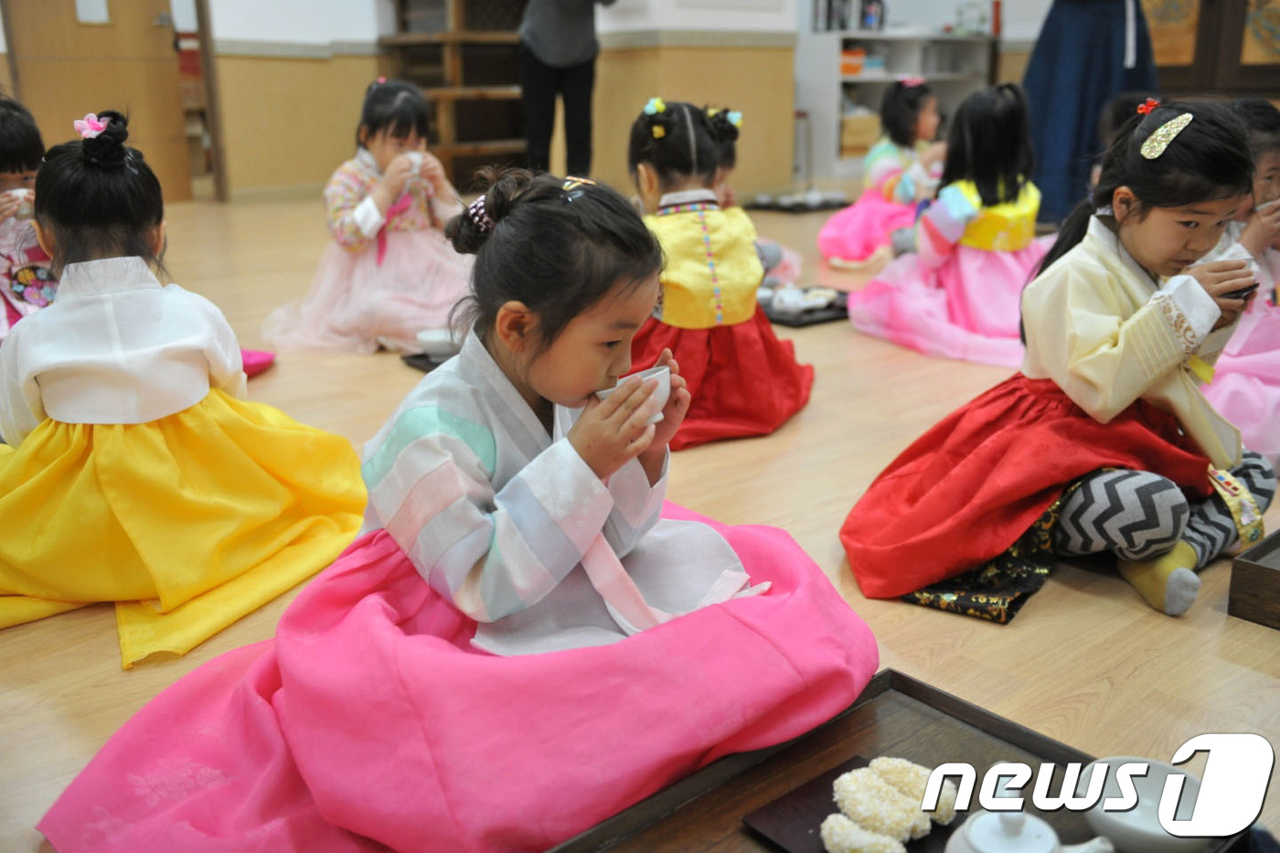 (속초=뉴스1) 고재교 기자 = 12일 강원도 경동대학교 전통문화 체험관에서 어린이들이 다도체험을 하고 있다. 속초시 어린이급식 관리지원센터 주관으로 진행된 이번 행사에는 라온어린 …