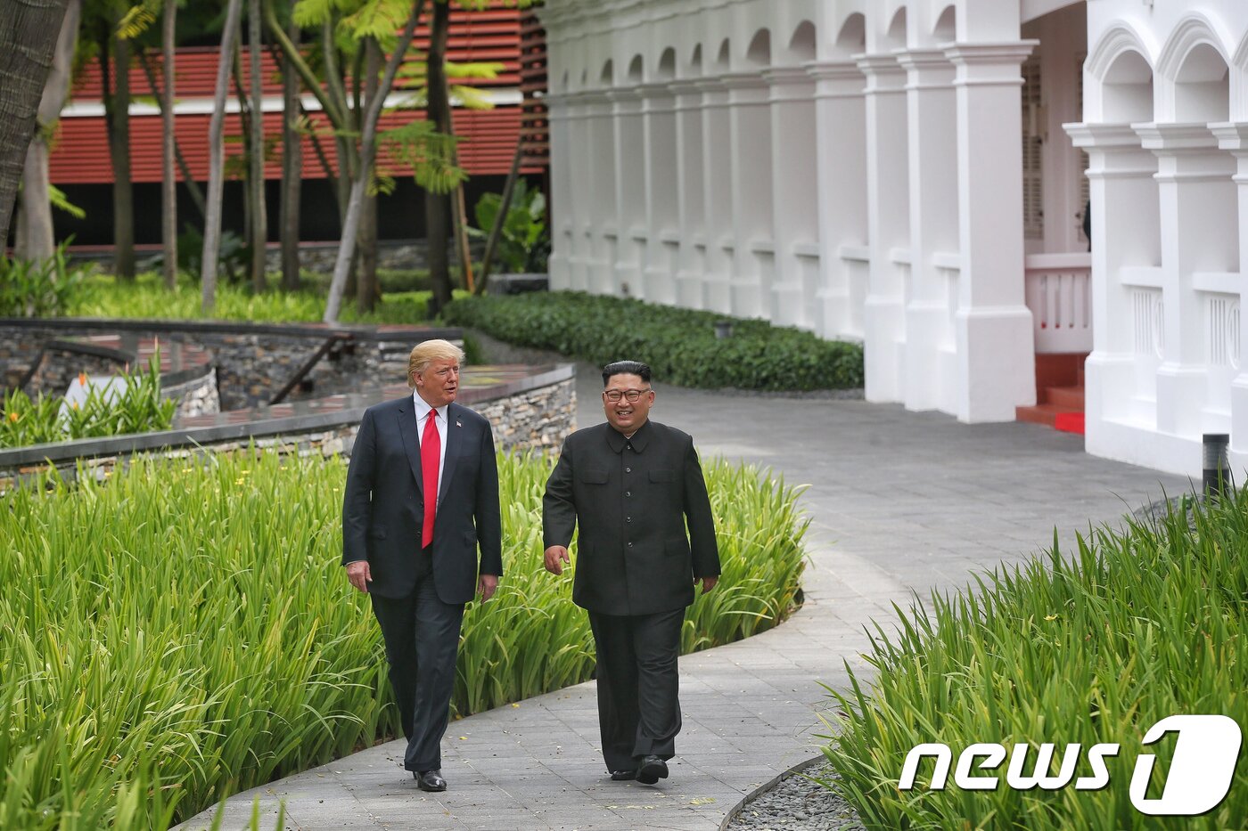 본문 이미지 - 김정은 북한 국무위원장과 도널드 트럼프 미국 대통령이 12일 싱가포르 센토사 섬 카펠라호텔에서 오찬을 한 뒤 정원을 산책하고 있다. (싱가포르통신정보부 제공)2018.6.12/뉴스1