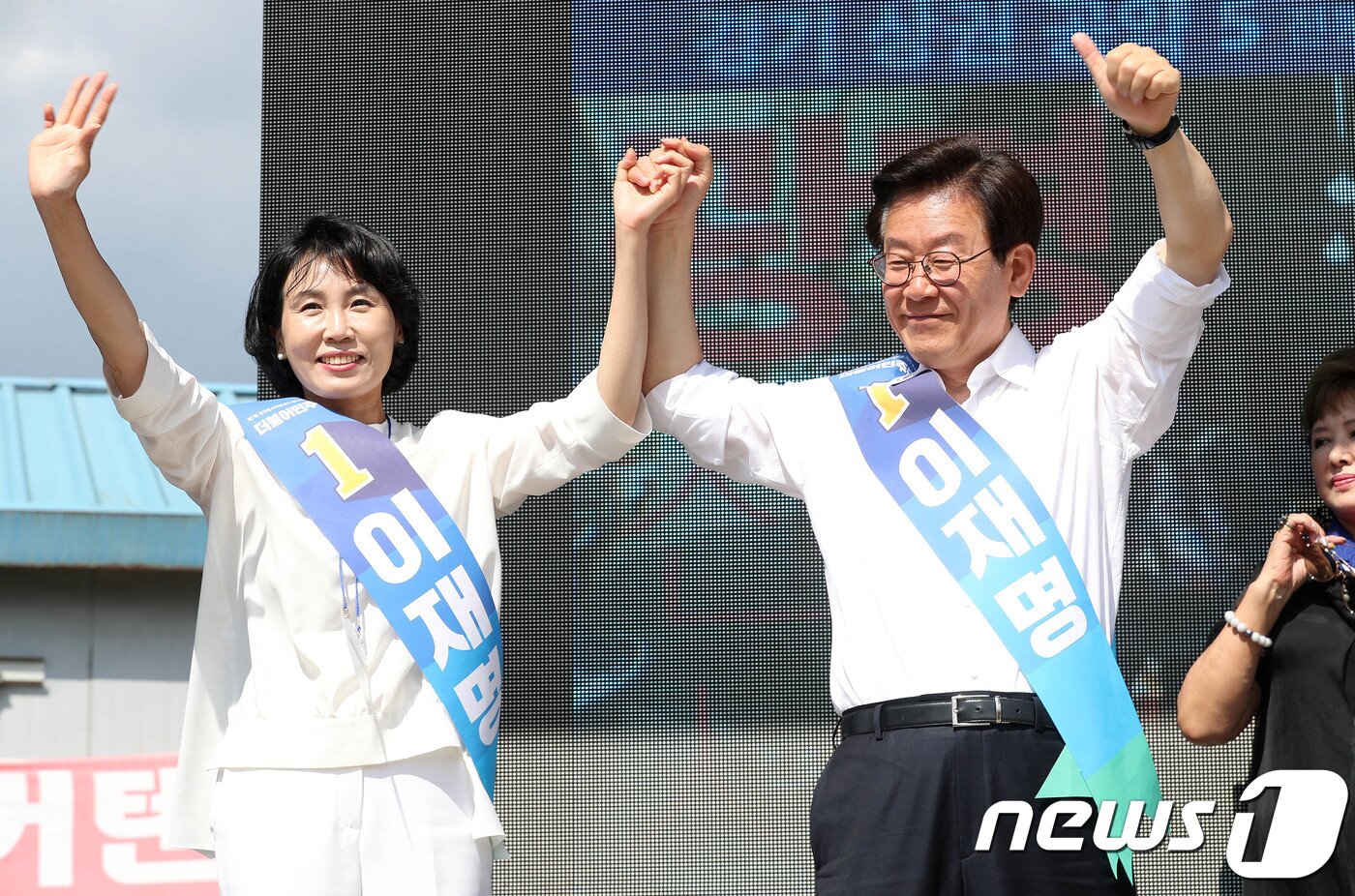 본문 이미지 - 6.13지방선거를 하루 앞둔 12일 이재명 더불어민주당 경기지사 후보가 경기도 남양주시 세계로 식자재마트 오남점 앞에서 부인 김혜경씨와 함께 지지를 호소하고 있다. 2018.6.12/뉴스1 ⓒ News1 박세연 기자