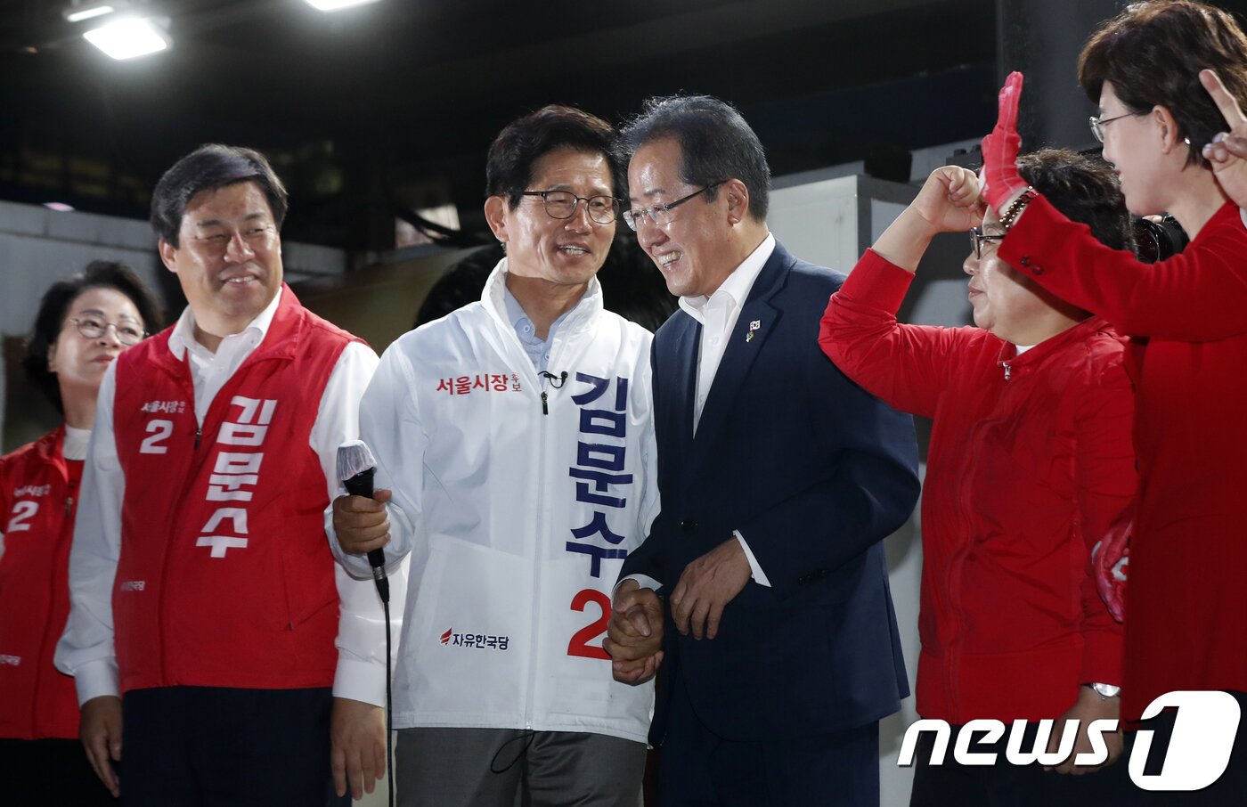 본문 이미지 - 김문수 자유한국당 서울시장 후보와 홍준표 대표가 6.13 지방선거를 하루 앞둔 12일 저녁 서울 중구 덕수궁 대한문 앞에서 열린 합동유세에서 대화하고 있다. 2018.6.12/뉴스1 ⓒ News1 안은나 기자