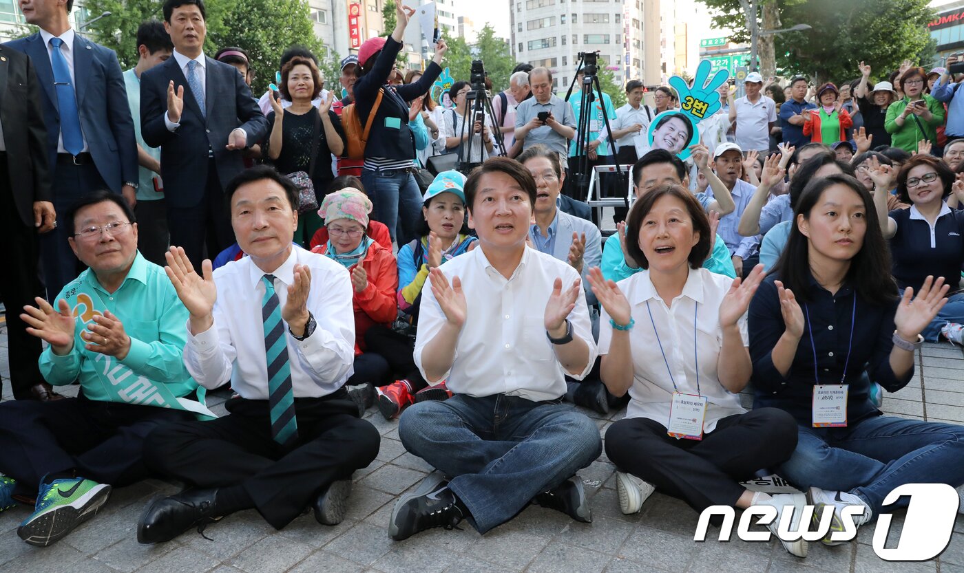 본문 이미지 - 안철수 바른미래당 서울시장 후보가 6.13 지방선거를 하루 앞둔 12일 저녁 서울 종로구 탑골공원 앞에서 열린 '바꾸자, 서울' 총집결 유세에서 김복동 종로구청장 후보, 손학규 중앙선대위원장, 딸 설희씨, 부인 김미경 교수와 구호를 외치고 있다. 2018.6.12/뉴스1 ⓒ News1 안은나 기자