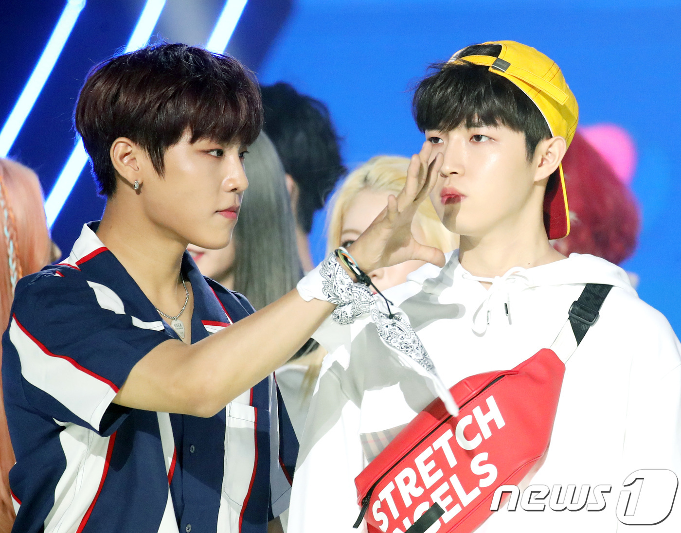 (서울=뉴스1) 권현진 기자 = 워너원 박우진(왼쪽)이 12일 오후 서울 상암동 SBS프리즘타워에서 열린 SBS MTV ‘더쇼’에 출연해 김재환에게 장난을 치고 있다. 2018.6 …