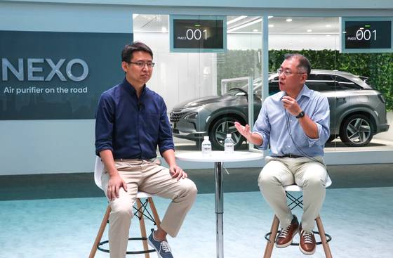 13일(현지시각) 중국 상하이 신국제엑스포센터에서 열린 'CES 아시아 2018'에서 현대자동차와 '딥글린트'간의 기술 협력 파트너십에 대해 발표 중인 정의선 현대자동차 부회장 (오른쪽)과 자오용 딥글린트 CEO.(현대차 제공)© News1
