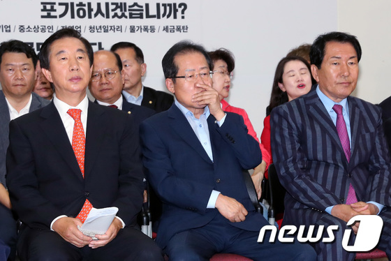 홍준표 자유한국당 대표와 김성태 원내대표를 비롯한 한국당 지도부 모습. 뉴스1 © News1 박정호 기자