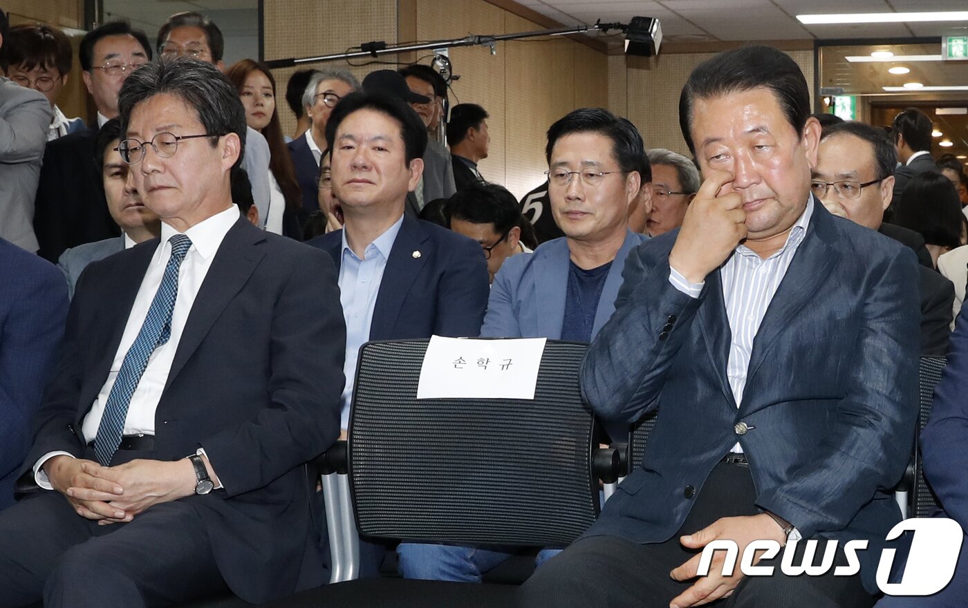 본문 이미지 - 유승민, 박주선 바른미래당 공동대표가 13일 오후 서울 여의도 당사에서 6·13 지방선거 출구조사 결과 중계방송을 지켜보고 있다. 2018.6.13/뉴스1 ⓒ News1 안은나 기자