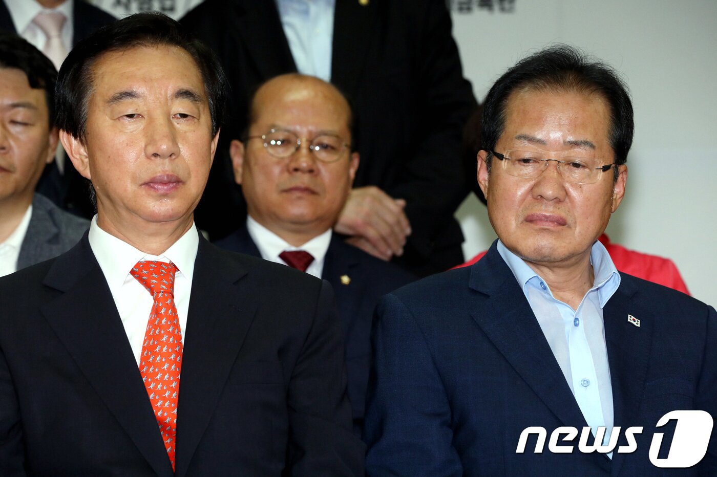 본문 이미지 - 홍준표 자유한국당 대표와 김성태 원내대표 등이 6ㆍ13 지방선거 투표가 종료된 13일 오후 서울 여의도 당사에 마련된 개표 상황실에서 방송사 출구 조사 결과를 지켜보고 있다. 2018.6.13/뉴스1 ⓒ News1 박정호 기자