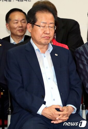 본문 이미지 - 홍준표 자유한국당 대표가 6ㆍ13 지방선거 투표가 종료된 13일 오후 서울 여의도 당사에 마련된 개표 상황실에서 방송사 출구 조사 결과를 지켜본 뒤 생각에 잠겨 있다. 2018.6.13/뉴스1 ⓒ News1 박정호 기자