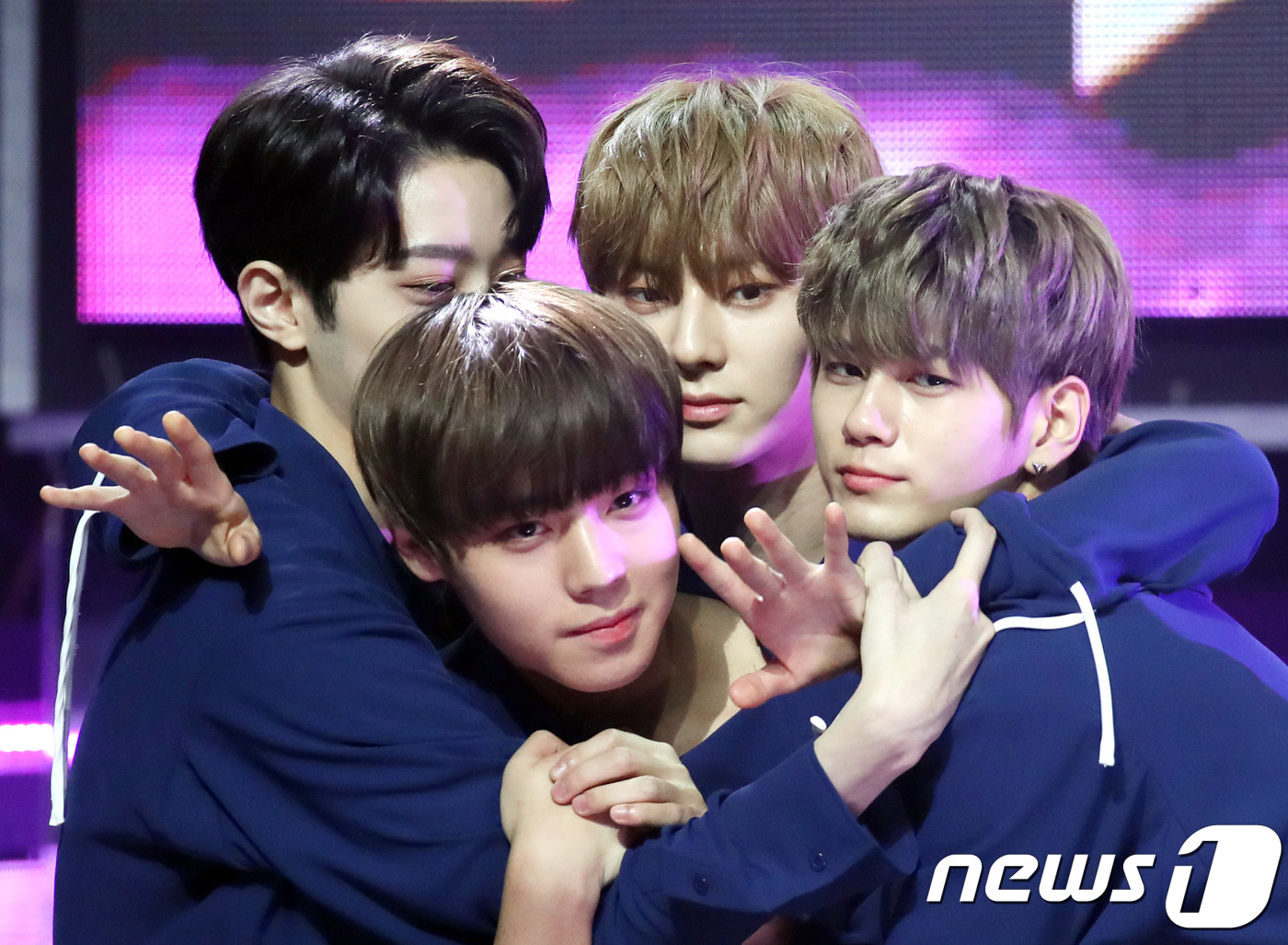 (일산=뉴스1) 권현진 기자 = 워너원 라이관린(왼쪽부터), 박지훈, 황민현, 옹성우가 13일 오후 일산 MBC드림센터에서 생방송으로 열린 MBC뮤직의 ‘쇼 챔피언'(쇼챔)에 출연 …