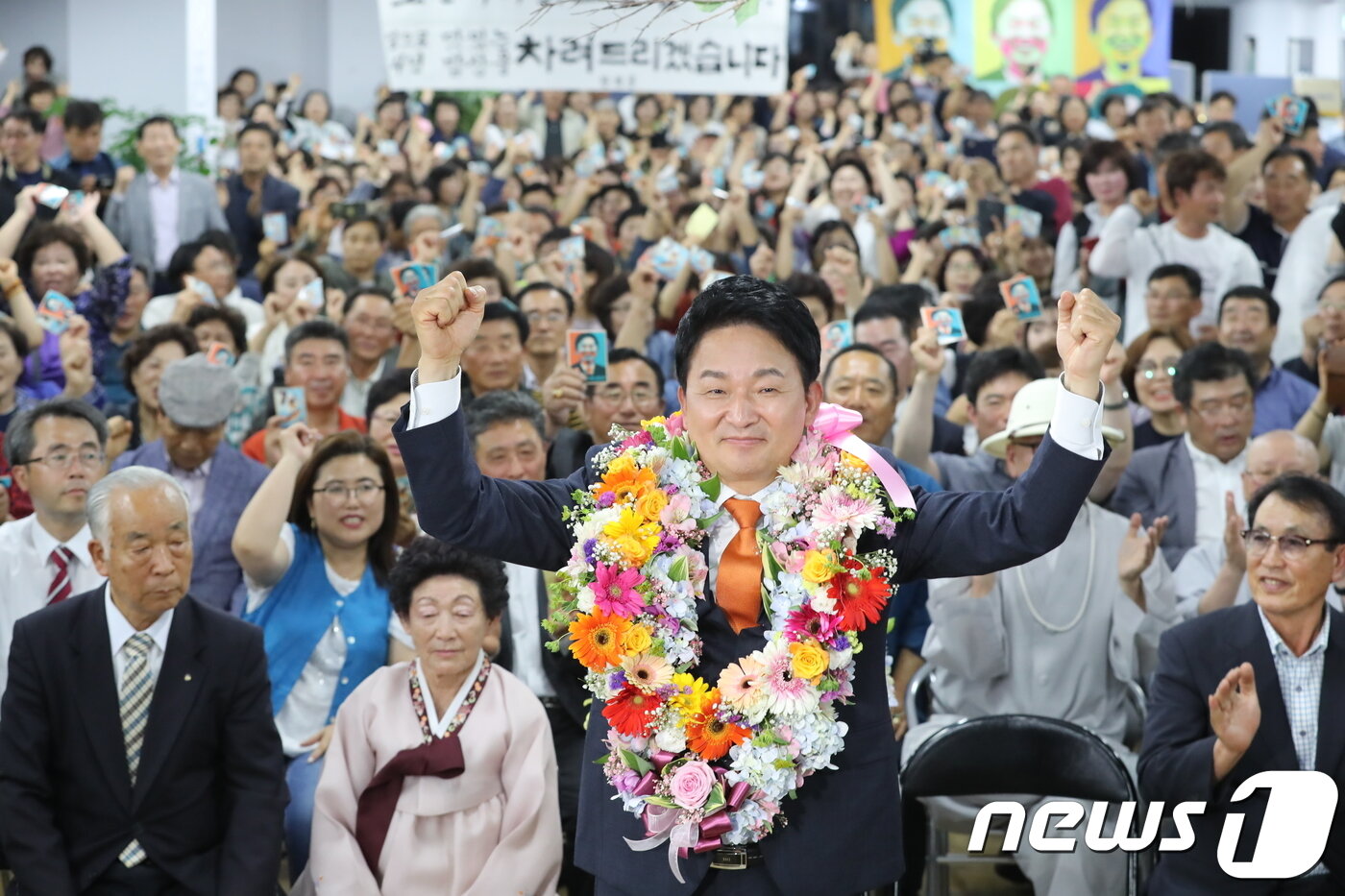 본문 이미지 - 원희룡 무소속 제주도지사 후보가 13일 치러진 6·13 지방선거에서 당선이 확실하자 선거사무소에서 꽃목걸이를 목에 걸고 기뻐하고 있다.2018.6.13/뉴스1 ⓒ News1 이석형 기자