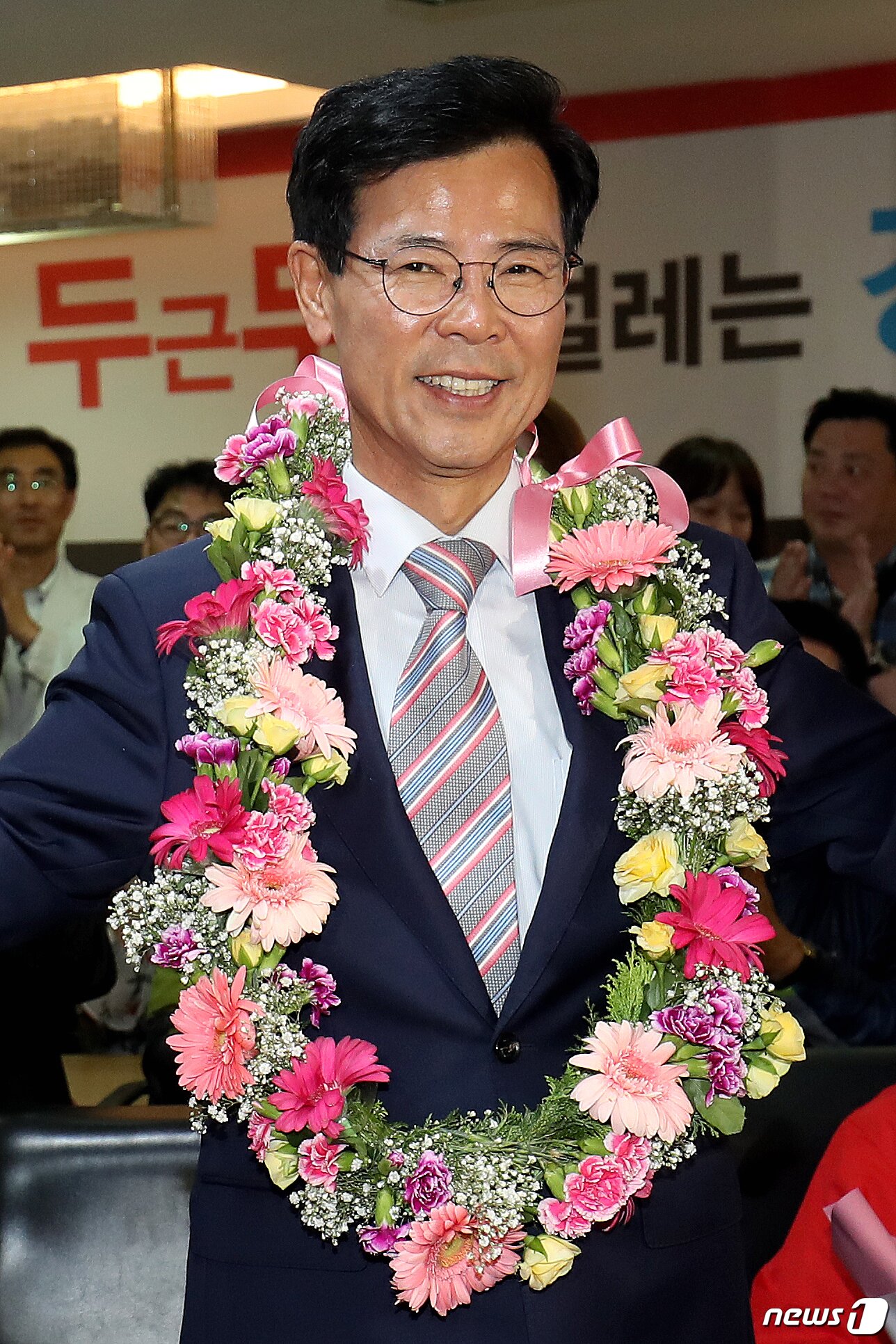 본문 이미지 - 김한근 자유한국당 강원도 강릉시장 당선인이 14일 강원 강릉시 옥천동 선거캠프에서 6.13지방선거 당선이 확실시되자 기뻐하고 있다. 2018.6.14/뉴스1 ⓒ News1 서근영 기자