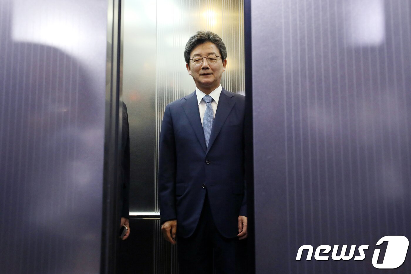 본문 이미지 - 유승민 바른미래당 공동대표가 14일 오전 서울 여의도 당사에서 6.13 지방선거 패배 책임을 지고 대표직에서 자진 사퇴하겠다고 발표한 뒤 승강기에 올라타고 있다. 유 대표는 "대표직을 물러나 성찰의 시간을 갖겠다. 저의 모든 것을 내려놓고 다시 시작하겠다＂며 ＂국민의 선택을 무겁게 받아들이고, 선거패배의 책임을 지고 사퇴하겠다＂고 밝혔다. 2018.6.14/뉴스1 ⓒ News1 안은나 기자