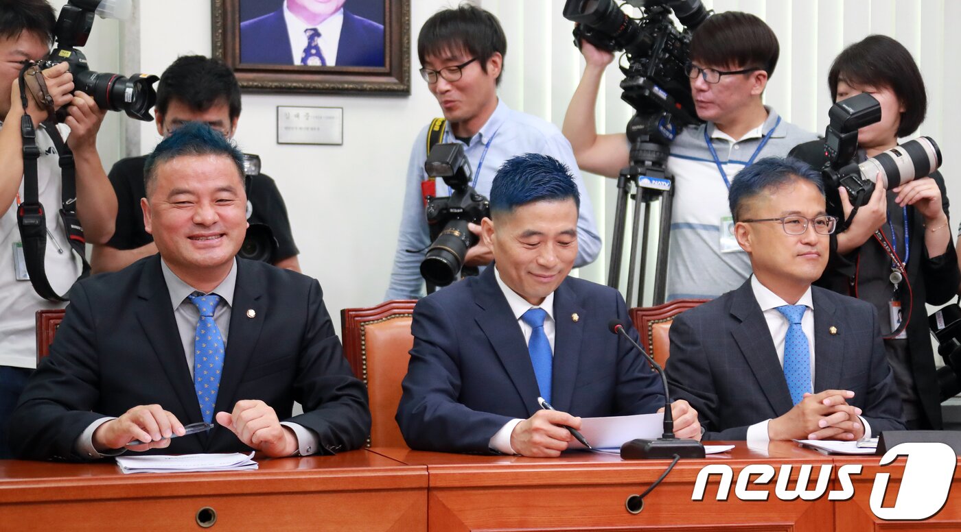 본문 이미지 - 6·13 지방선거 투표율 60% 돌파를 기념해 파란 머리로 염색한 임종성(왼쪽부터),김민기, 김정우 민주당 의원. 2018.6.14/뉴스1 ⓒ News1 이동원 기자