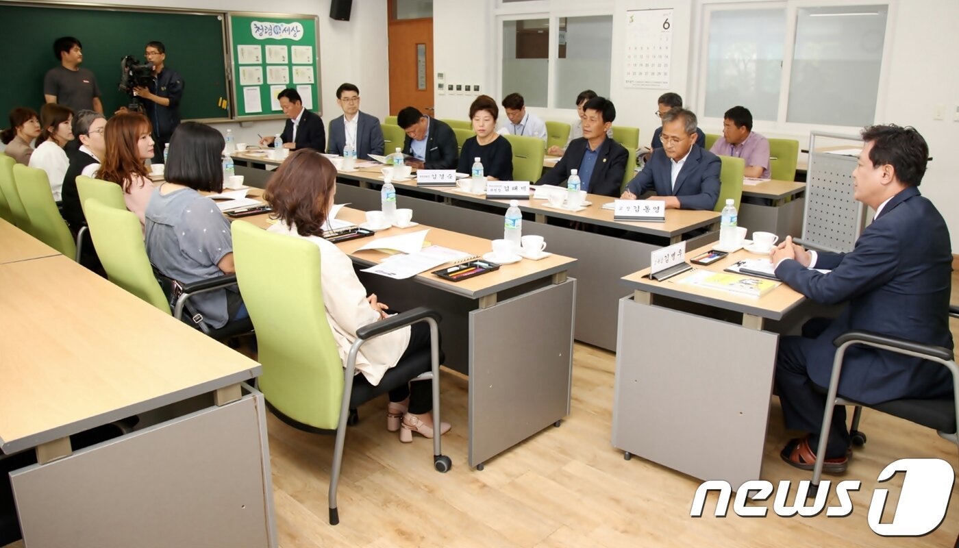 본문 이미지 - 14일 업무에 복귀한 김병우 충북교육감이 지난달 17일 교통사고로 학생들이 크게 다친 오전 청주시 청원구 오창읍 양청중학교에서 학부모들과 면담을 하고 있다.(충북도교육청 제공)2018.6.14/뉴스1 ⓒ News1 엄기찬 기자