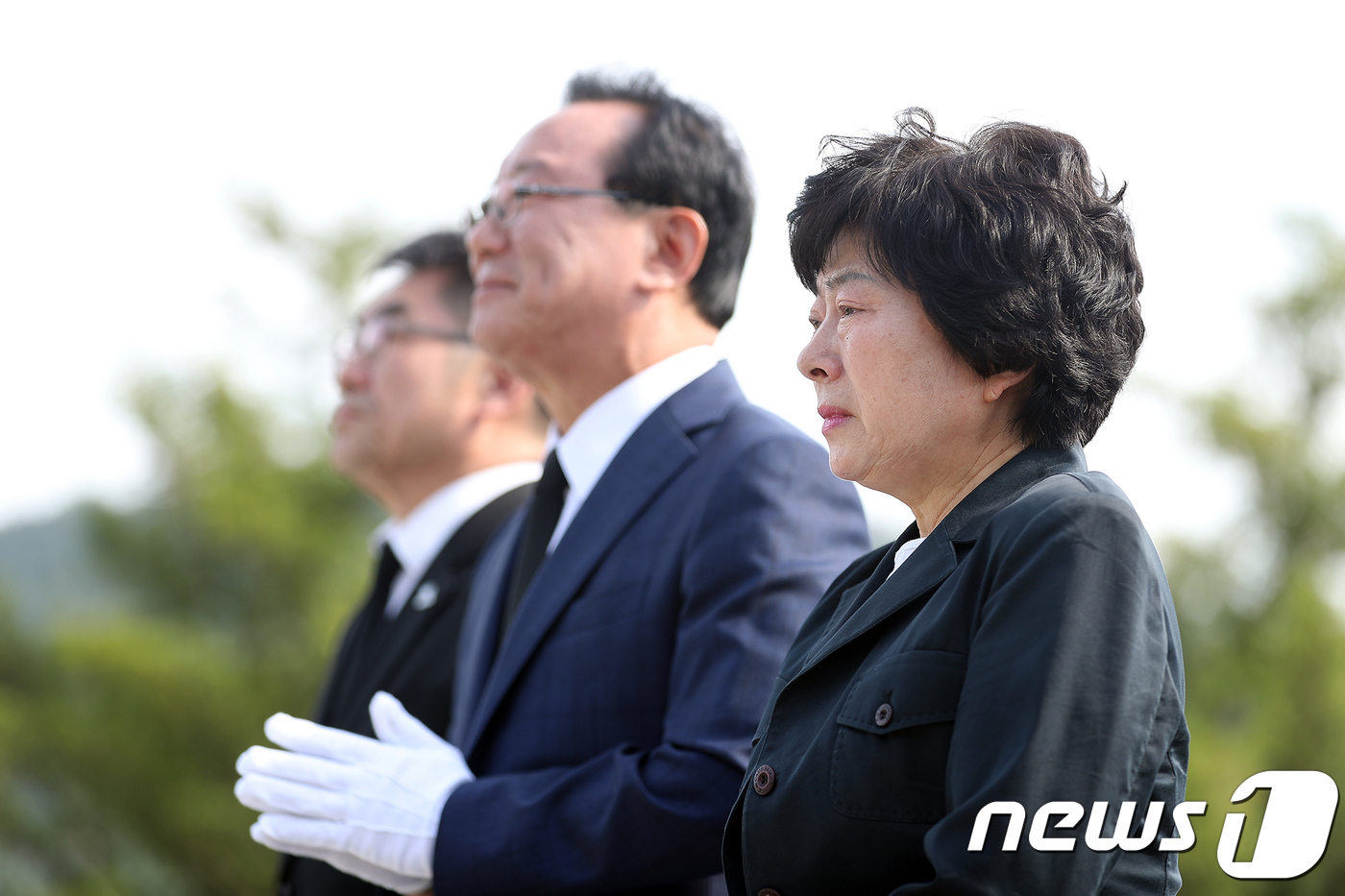 (울산=뉴스1) 이윤기 기자 = 6·13 지방선거에서 당선된 송철호 더불어민주당 울산시장 당선인과 부인 홍영혜씨 14일 오후 경남 김해 봉하마을에서 故 노무현 전 대통령 묘역을 참 …