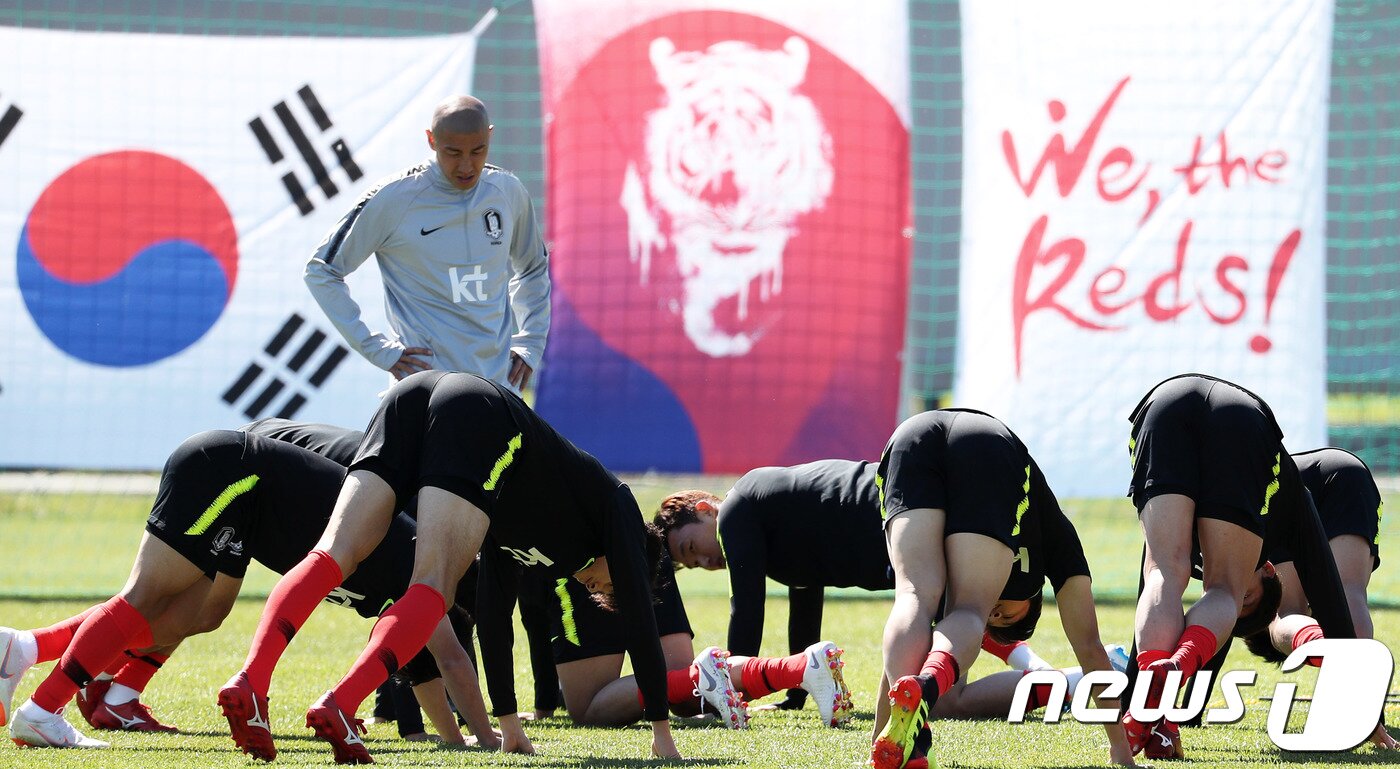 본문 이미지 - 본선을 효율적으로 준비할 수 있는 베이스캠프 마련을 비롯해 여러가지 준비를 철저하게 해야한다. 사진은 2018 러시아 월드컵 당시 베이크캠프에서의 훈련 모습. ⓒ News1 오대일 기자