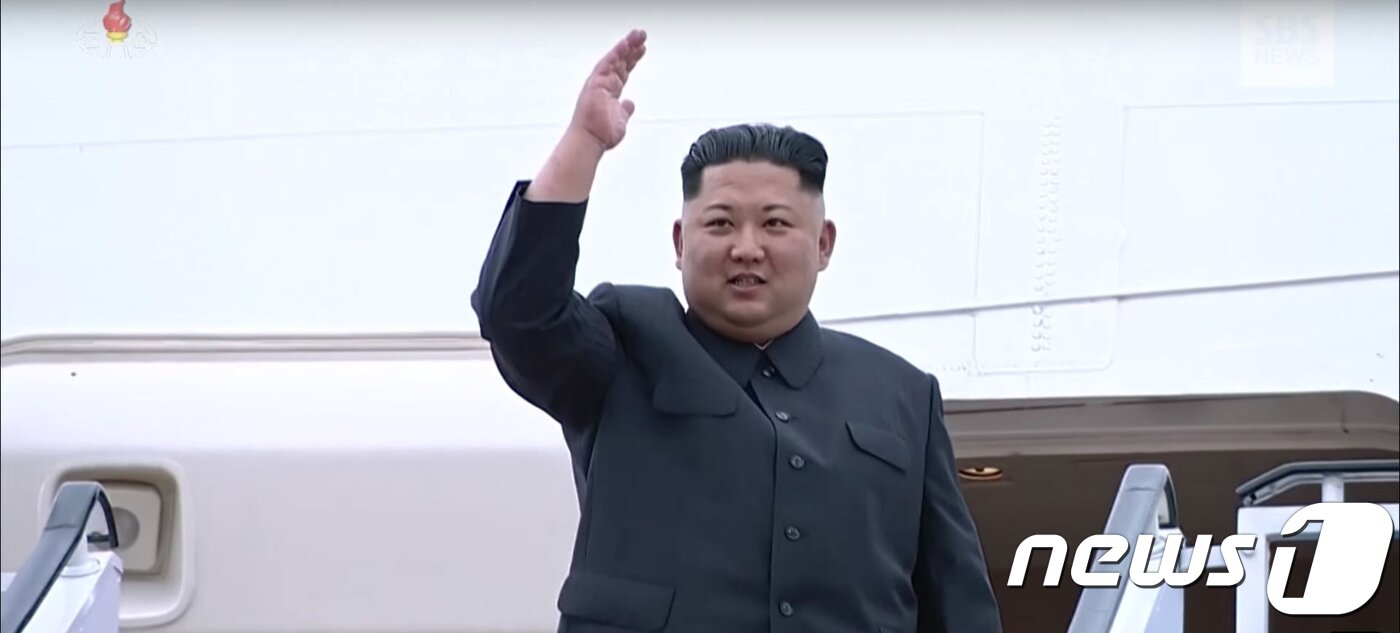 본문 이미지 - 북한 조선중앙TV가 지난 14일 북·미 정상회담의 전 과정을 기록영화 형식으로 보도 했다.  &#40;SBS뉴스 캡처&#41; 2018.6.15/뉴스1