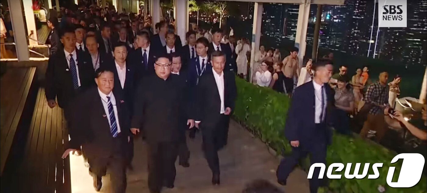 본문 이미지 - 북한 조선중앙TV가 지난 14일 북·미 정상회담의 전 과정을 기록영화 형식으로 보도 했다. . &#40;SBS뉴스 캡처&#41; 2018.6.15/뉴스1