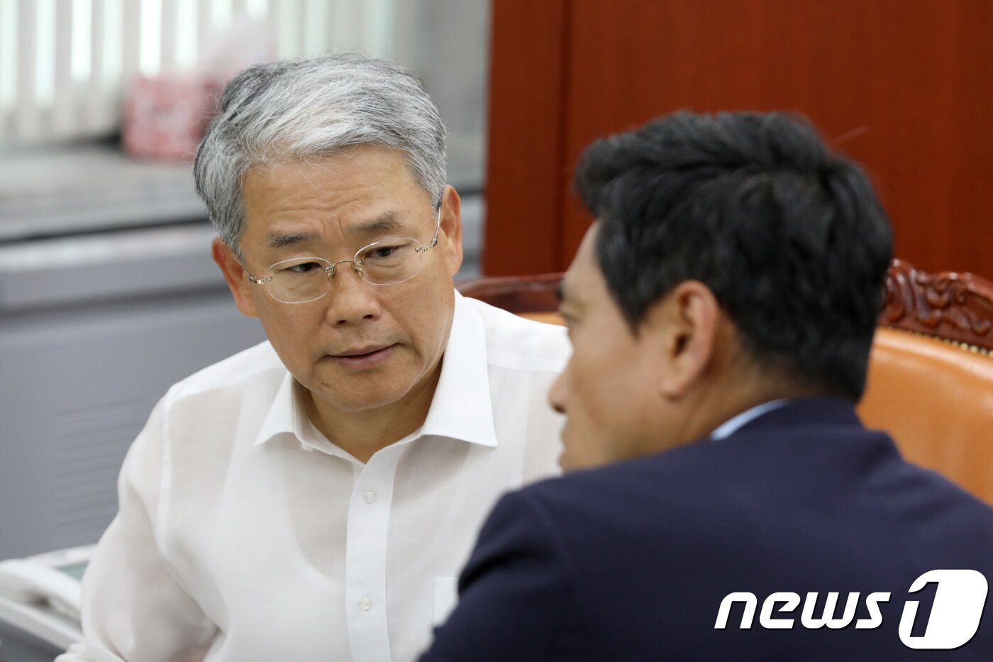 본문 이미지 - 김동철 바른미래당 비상대책위원장 겸 원내대표가 15일 오후 서울 여의도 국회에서 기자간담회 전 오신환 원내수석부대표와 대화하고 있다. 김 위원장은 지방선거 및 국회의원 재·보궐 선거 참패에 대한 책임을 지고 총사퇴한 지도부의 공백을 메꾸기 위해 1기 비상대책위원장으로 임명됐다. 2018.6.15/뉴스1 ⓒ News1 안은나 기자