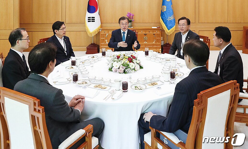 본문 이미지 - 문재인 대통령이 15일 오후 청와대에서 검경수사권 조정과 관련해 관계부처 수장들과 오찬을 함께하며 이야기를 나누고 있다. (청와대) 2018.6.15/뉴스1