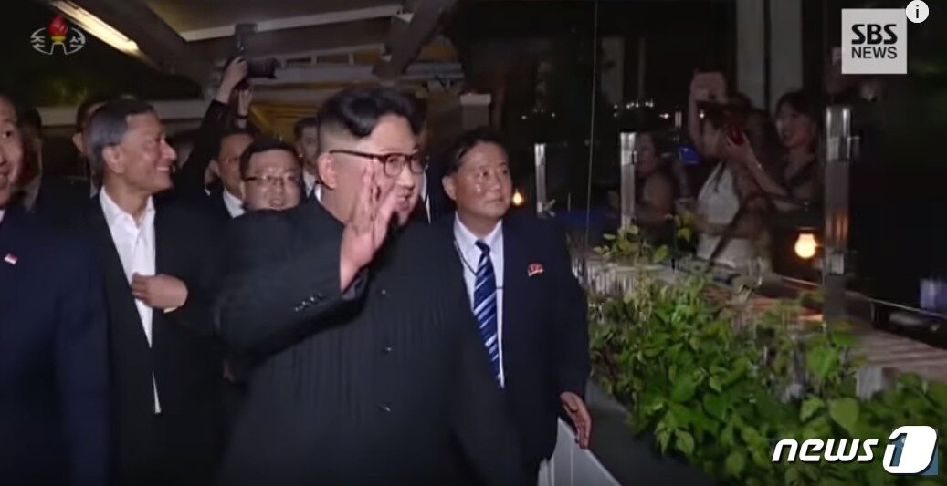 본문 이미지 - 북한 조선중앙TV가 지난 14일 북·미 정상회담의 전 과정을 기록영화 형식으로 보도 했다. . &#40;SBS뉴스 캡처&#41; 2018.6.15ⓒ News1