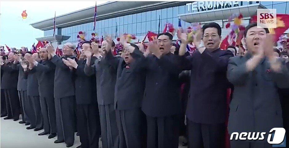 본문 이미지 - 북한 조선중앙TV가 지난 14일 북·미 정상회담의 전 과정을 기록영화 형식으로 보도 했다. . &#40;SBS뉴스 캡처&#41; 2018.6.15 ⓒ News1
