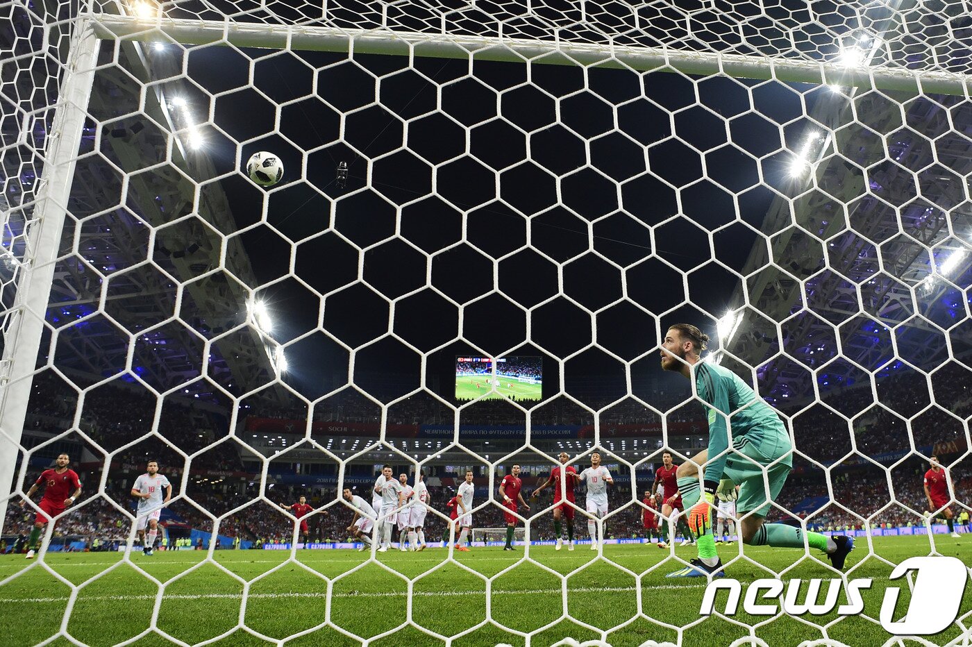 본문 이미지 - 16일(한국시간) 포르투갈과의 경기에서 데 헤아는 후반 43분 크리스티아누 호날두의 프리킥에 반응도 하지 못했다. ⓒ AFP=News1