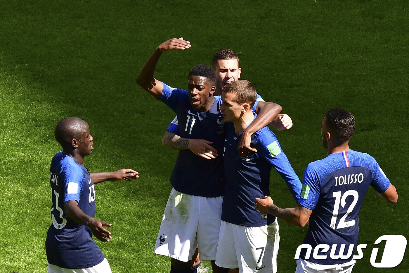 본문 이미지 - 프랑스가 16일(한국시간) 러시아에서 열린 2018 러시아월드컵 C조 조별예선 호주와의 경기에서 골을 넣은 뒤 세리머니를 하고 있다. ⓒ AFP=News1