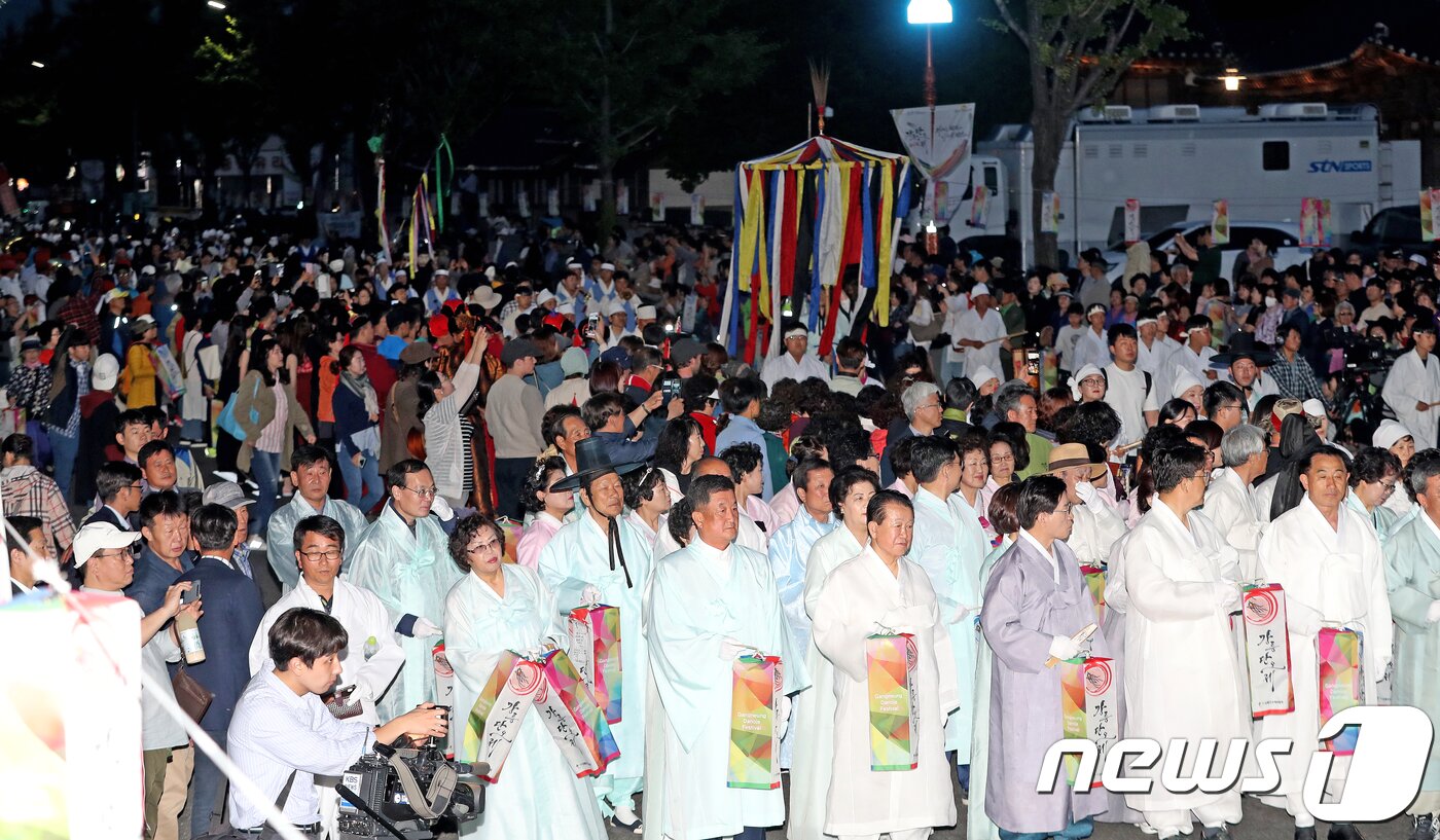 본문 이미지 - 강릉단오제 즐기는 인파. (뉴스1 DB) ⓒ News1