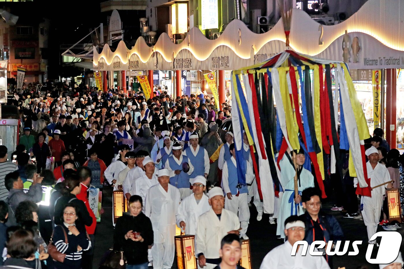 본문 이미지 - 강릉단오제 길놀이 퍼포먼스 자료사진.(뉴스1 DB)