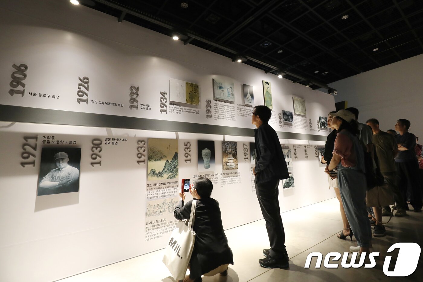 본문 이미지 - 대구시와 간송미술문화재단이 간송미술관 개관 80주년을 맞아 올해 6월 대구미술관서 개최한 '간송 조선회화 명품전'. 시민들이 간송 전형필의 일대기를 살펴보고 있다.뉴스1 DB ⓒ News1 공정식 기자