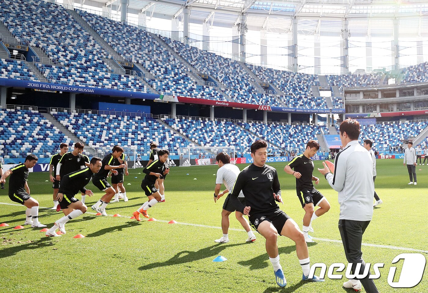 본문 이미지 - 축구대표팀 손흥민이 2018 러시아 월드컵 F조 조별리그 1차전 스웨덴과의 경기를 하루 앞둔 17일 오후(현지시간) 러시아 니즈니 노브고로드 스타디움에서 열린 공식 훈련에서 동료들과 구슬땀을 흘리고 있다. 2018.6.17/뉴스1 ⓒ News1 오대일 기자