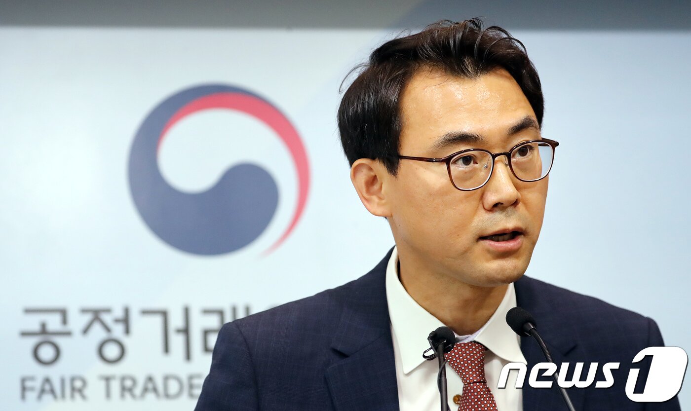 본문 이미지 - 신봉삼 국장이 LS의 부당내부거래 제재 브리핑을 하고 있다. 장수영 기자