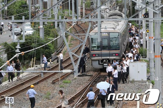 [사진] 日 오사카 지진…멈춰선 열차