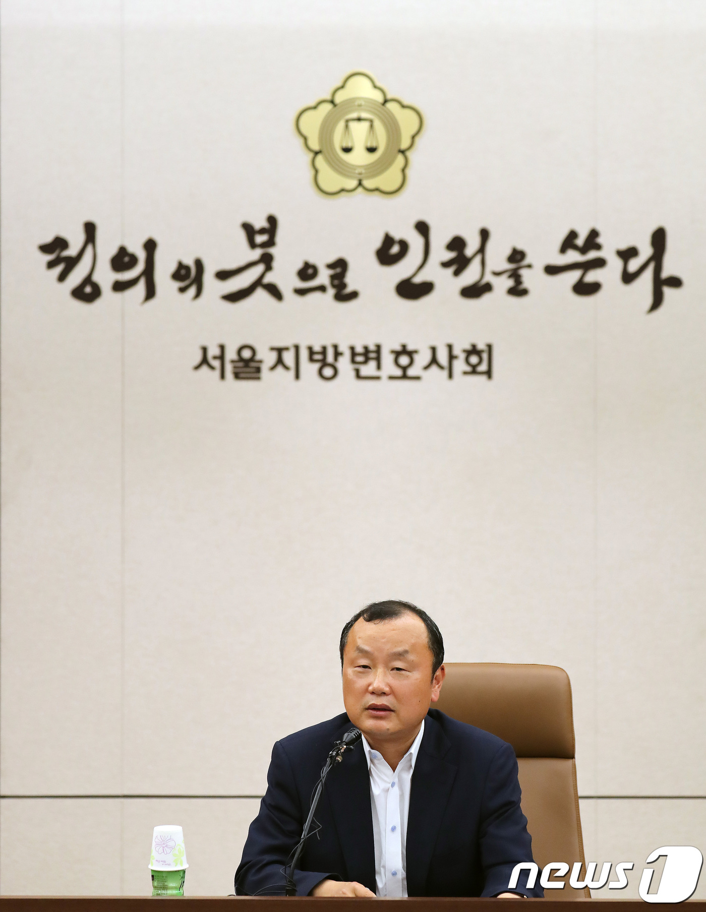 (서울=뉴스1) 임세영 기자 = '드루킹 댓글조작 사건'을 수사하는 특검팀의 박상융 대변인(특검보)이 18일 오후 서울 서초구 서울지방변호사회에서 열린 브리핑에서 취재진 질문에 답 …
