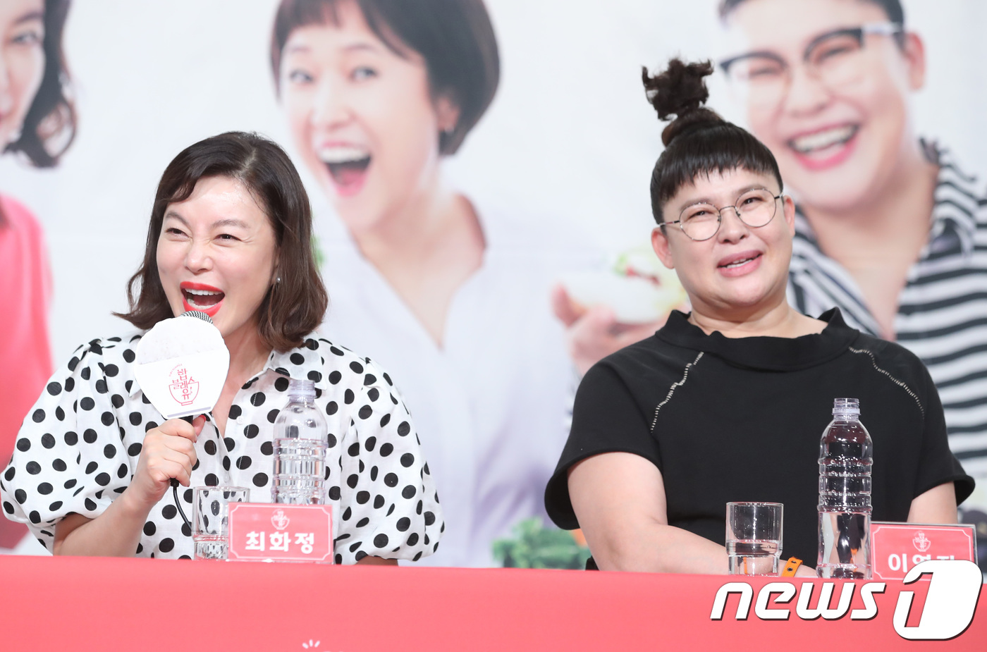 (서울=뉴스1) 권현진 기자 = 방송인 최화정, 이영자(오른쪽)가 18일 오후 서울 영등포 타임스퀘어에서 열린 올리브 새 예능 ’밥블레스유’ 제작발표회에 참석해 환한 미소를 짓고 …