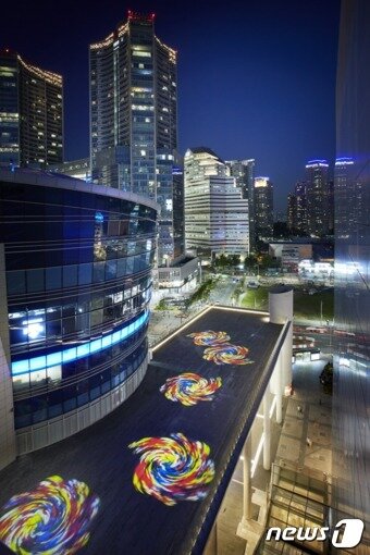 본문 이미지 - HDC아이파크몰은 '그랜드캐노피'에서  2018 러시아 월드컵 1차전 스웨덴 전 응원전을 펼친다.ⓒ News1ⓒ News1