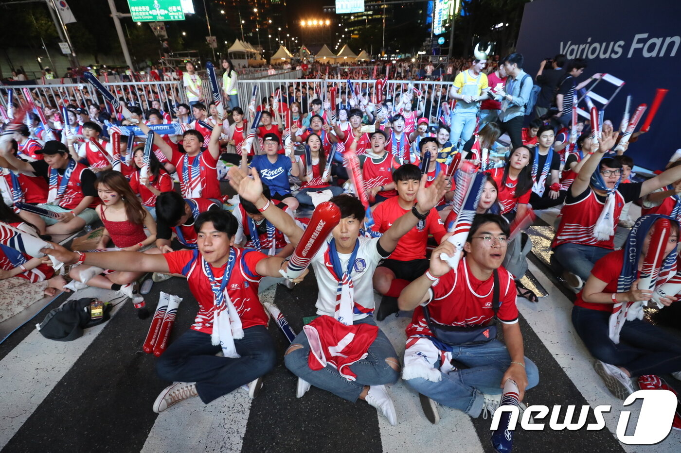 본문 이미지 - 2018 러시아월드컵 F조 조별리그 대한민국과 스웨덴의 경기가 열리는 18일 오후 서울 강남구 코엑스앞 영동대로 팬파크를 찾은 시민들이 거리응원을 펼치고 있다. 2018.6.18/뉴스1 ⓒ News1 박세연 기자