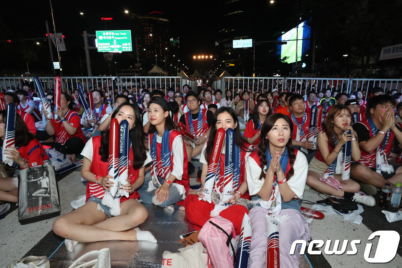 본문 이미지 - 2018 러시아월드컵 F조 조별리그 대한민국과 스웨덴의 경기의 거리 응원 2018.6.18/뉴스1 ⓒ News1 DB