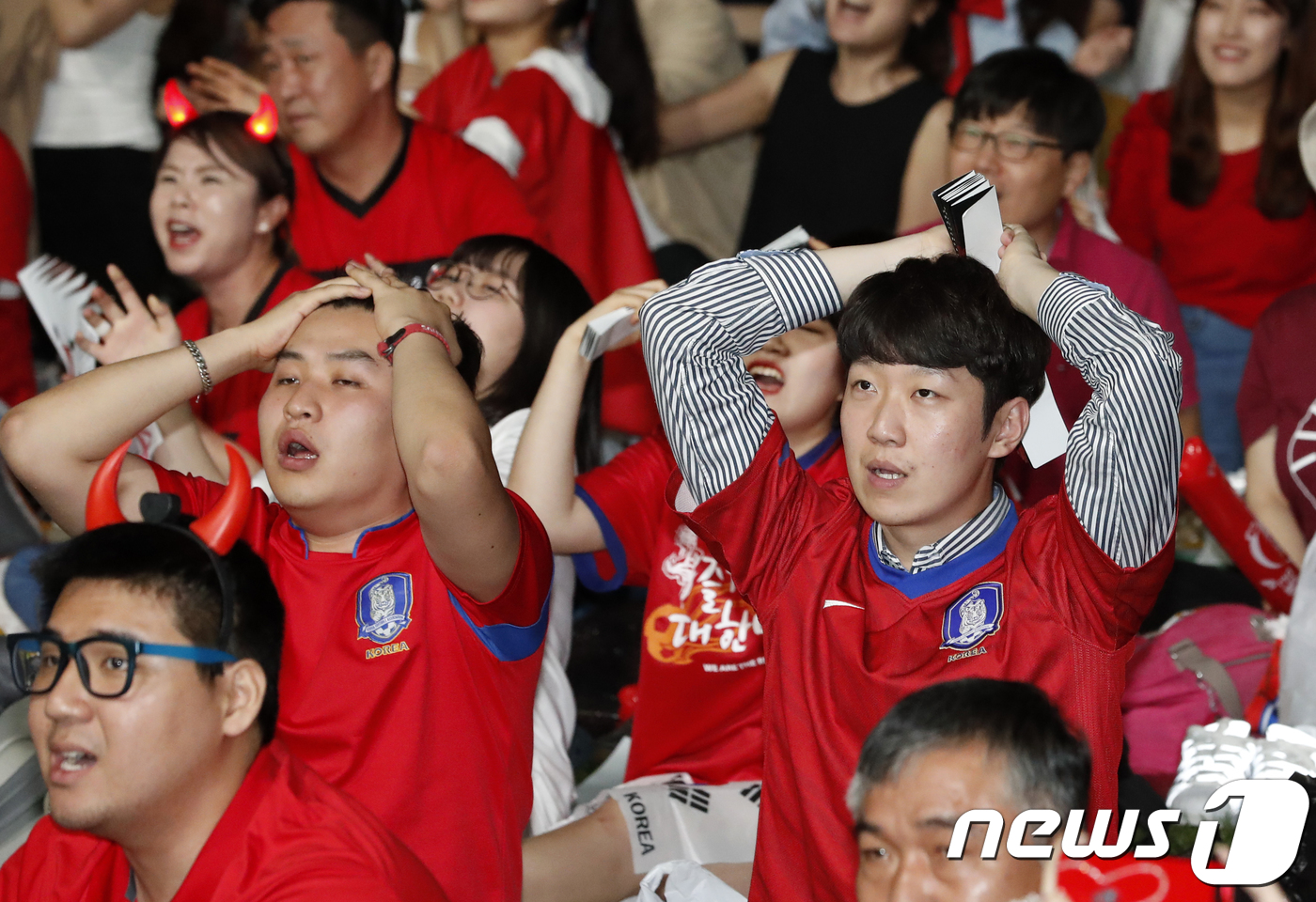 (서울=뉴스1) 이승배 기자 = 2018 러시아월드컵 F조 조별리그 대한민국과 스웨덴의 경기가 열리는 18일 오후 서울 중구 서울광장에서 시민들이 월드컵 축구대표팀의 경기를 지켜보 …