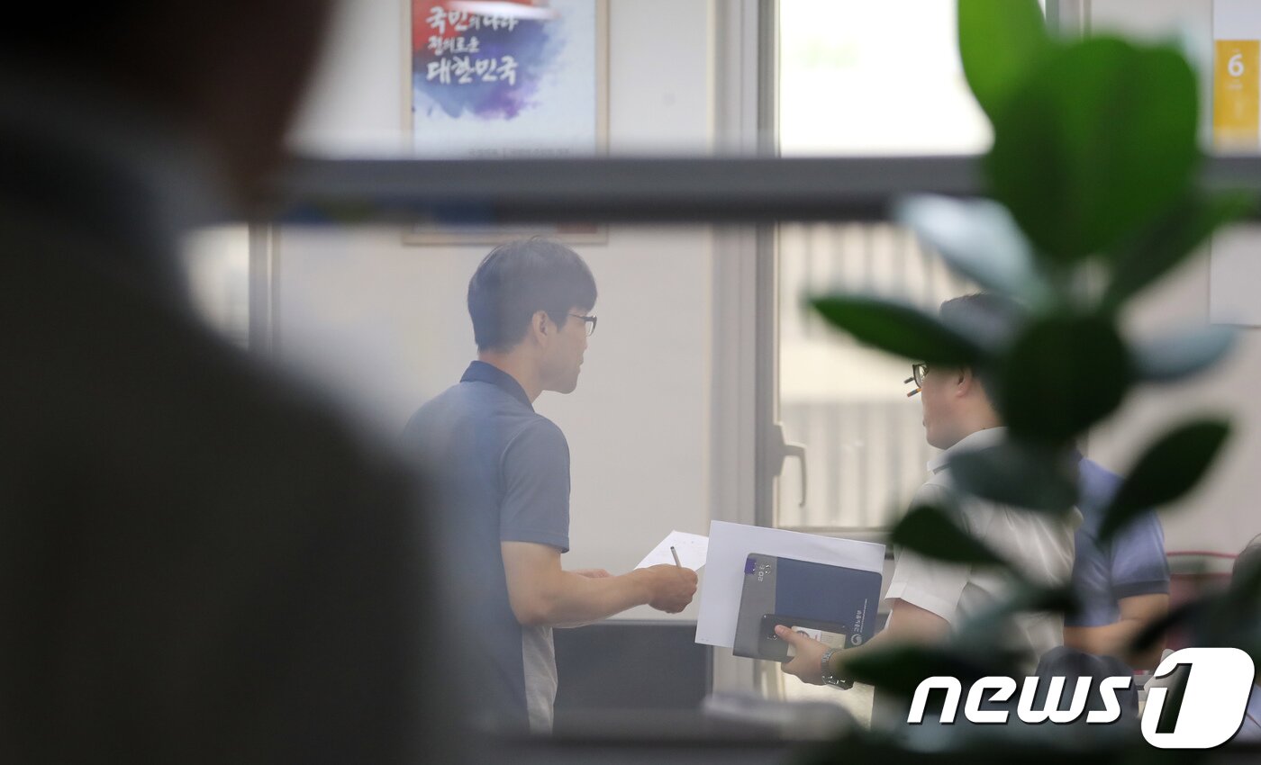 본문 이미지 - 서울중앙지검 공공형사수사부가 19일 정부세종청사 고용노동부에서 이명박 정부 시절 국정원의 노조 분열 공작과 관련해 노사협력정책과를 압수수색하고 있다. 2018.6.19/뉴스1 ⓒ News1 장수영 기자