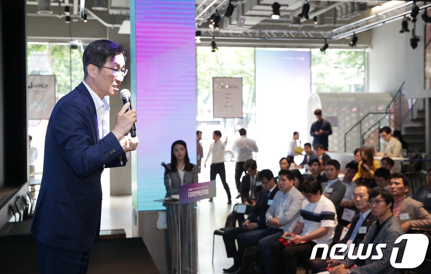 (서울=뉴스1) = 박건수 산업통상자원부 산업정책실장이 19일 오후 서울 강남구 잼투고에서 열린 '2018 디자인 혁신포럼'에서 격려사를 하고 있다. (산업통상자원부 제공) 201 …