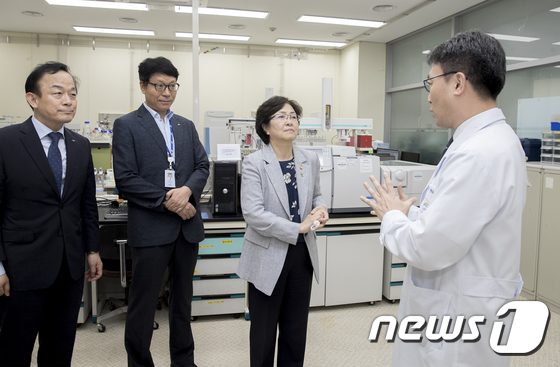 김은경 환경부 장관, 수질분석센터 현장 점검