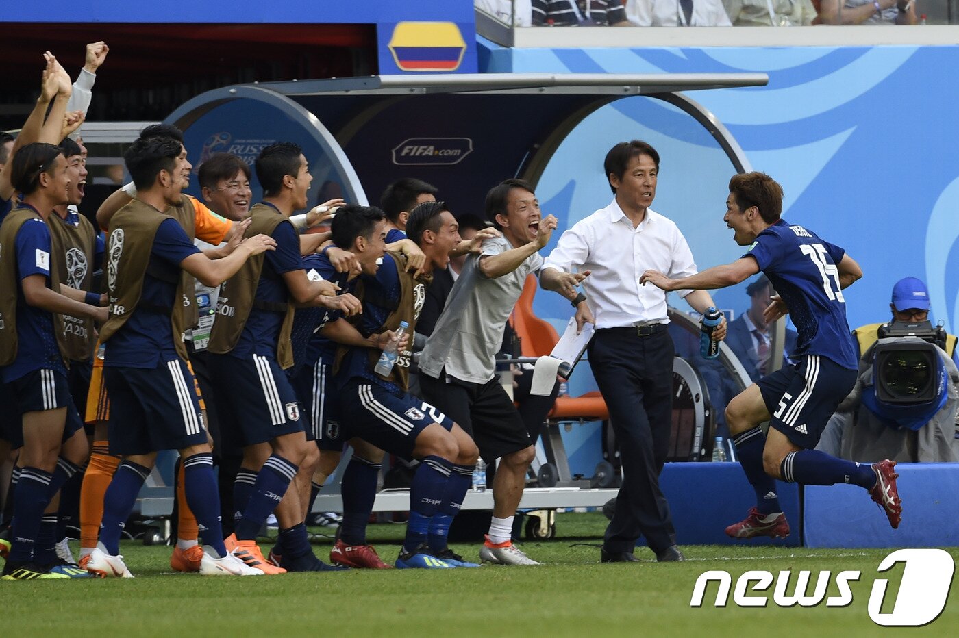 본문 이미지 - 일본 선수들이 19일 19일(한국시간) 러시아 사란스크의 모르도비아 아레나에서 열린 콜롬비아와의 2018 국제축구연맹(FIFA) 러시아 월드컵 H조 조별예선 1차전에서 득점 후 기뻐하고 있다. ⓒ AFP=News1
