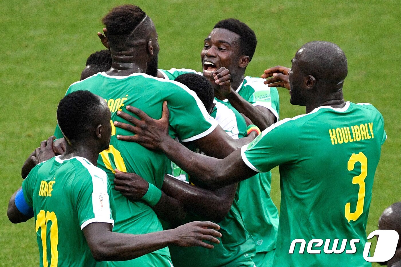본문 이미지 - 세네갈 선수들이 20일(한국시간) 러시아 모스크바의 루즈니키 스타디움에서 열린 2018 국제축구연맹(FIFA) 러시아 월드컵 H조 조별예선 1차전에서 득점 후 기버하고 있다. ⓒ AFP=News1