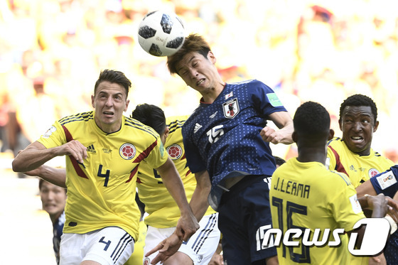 오사코 유야가 19일(한국시간) 2018 러시아월드컵 콜롬비아와의 경기에서 헤딩골을 넣었다. © AFP=News1