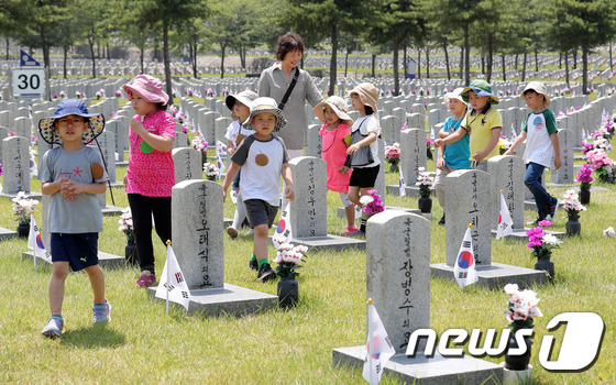 6·25 전쟁 참전 용사 묘역 살펴보는 어린이들