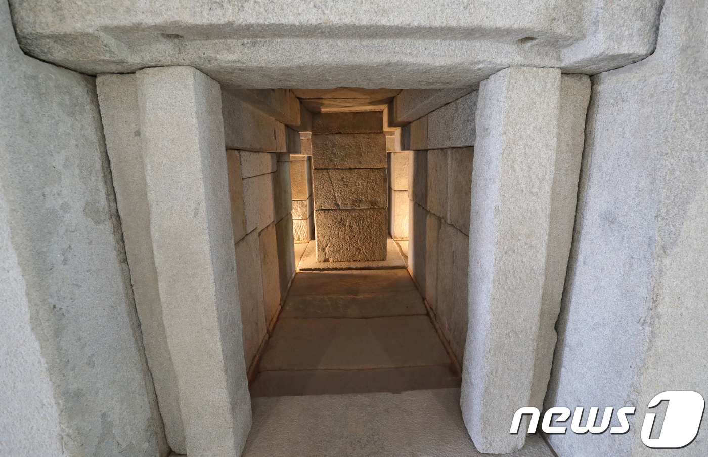 (익산=뉴스1) 문요한 기자 = 20일 전북 익산시 익산 미륵사지 석탑 보수정비 현장에서 언론공개 현장 설명회가 열렸다. 보수를 마친 미륵사지 석탑의 내부가 공개되어 있다. 통로 …