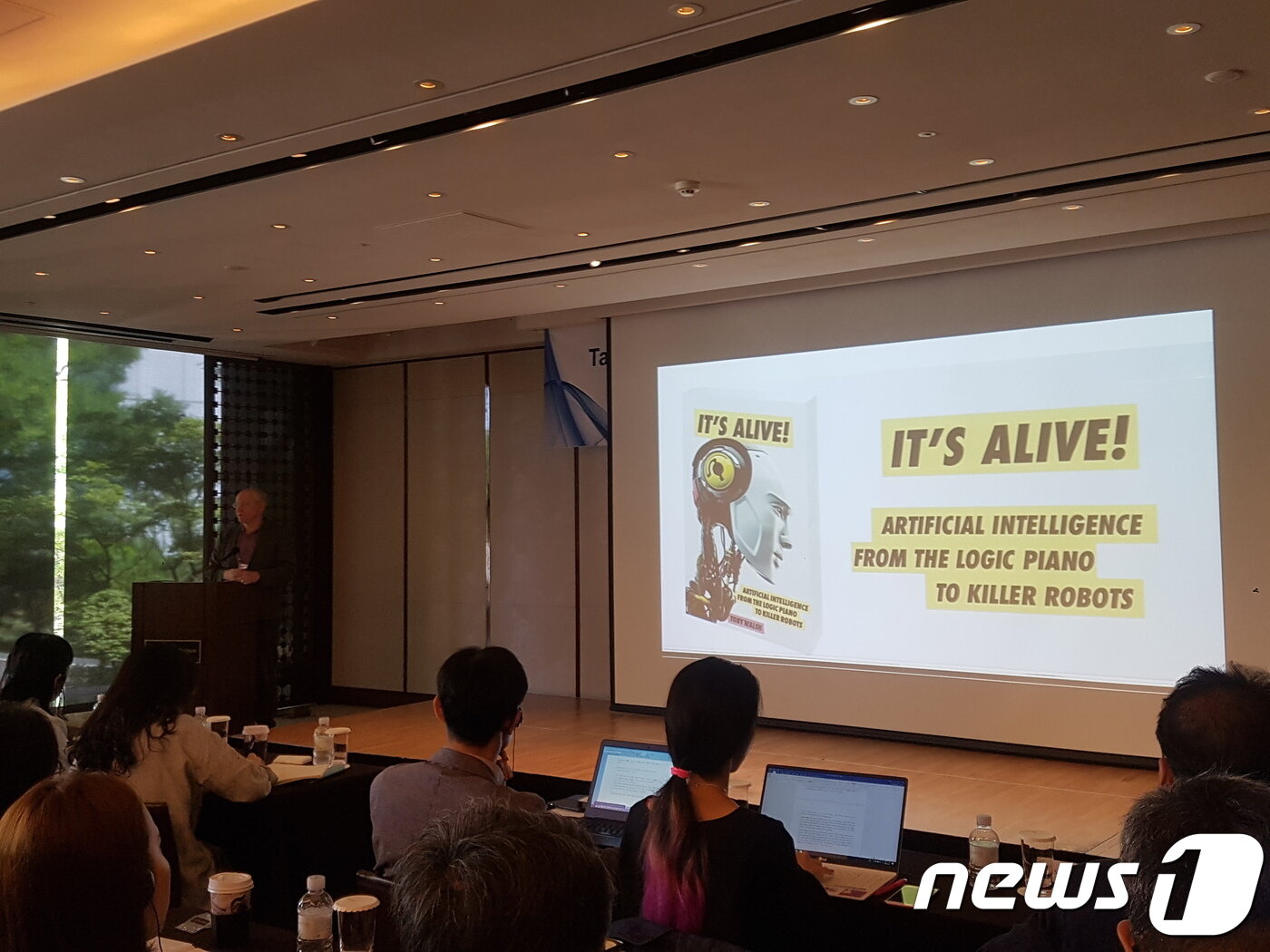 본문 이미지 - 토비 왈시 뉴사우스웨일즈 대학 교수는 21일 "대량살상무기를 만들 수 있는 AI는 개발되선 안된다"고 주장했다.