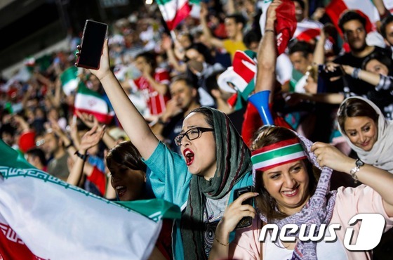 이란 여성들이 2018 러시아월드컵에 나선 자국 축구 국가대표팀을 응원하기 위해 20일(현지시간) 수도 테헤란 아자디 스타디움에 모여 응원전을 펼치고 있다. © AFP=뉴스1