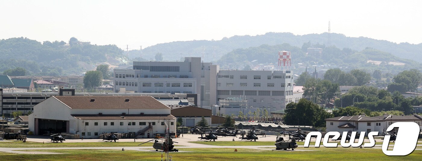 본문 이미지 -  경기도 평택시 미8군사령부 캠프험프리스에서 주한미군 헬기가 계류되어 있는 모습. 2018.6.21/뉴스1 ⓒ News1 이재명 기자